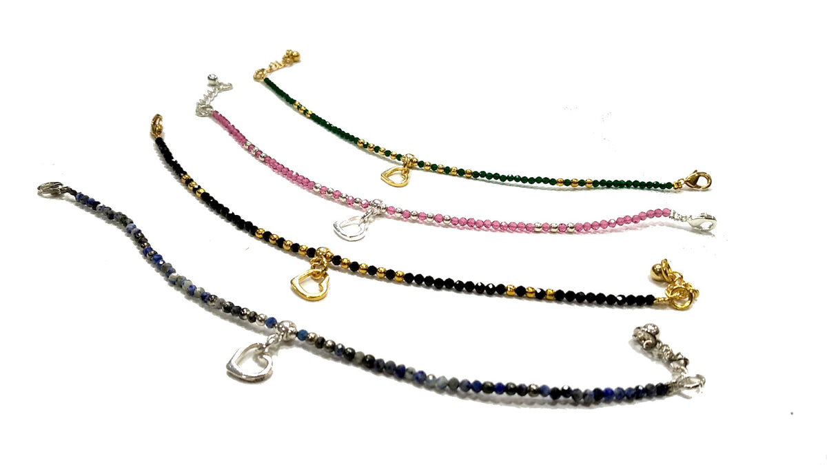 Bracciale in pietre naturali sfaccettate con charms cuore placcato oro o argento