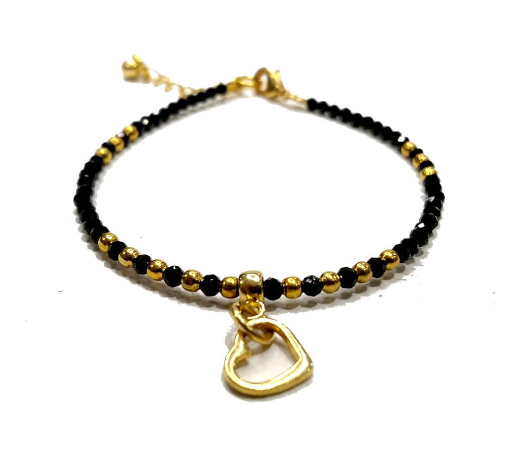 Bracciale in pietre naturali sfaccettate in onice con charms cuore placcato oro