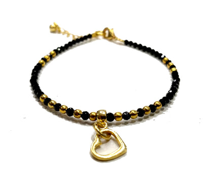 Bracciale in pietre naturali sfaccettate in onice con charms cuore placcato oro