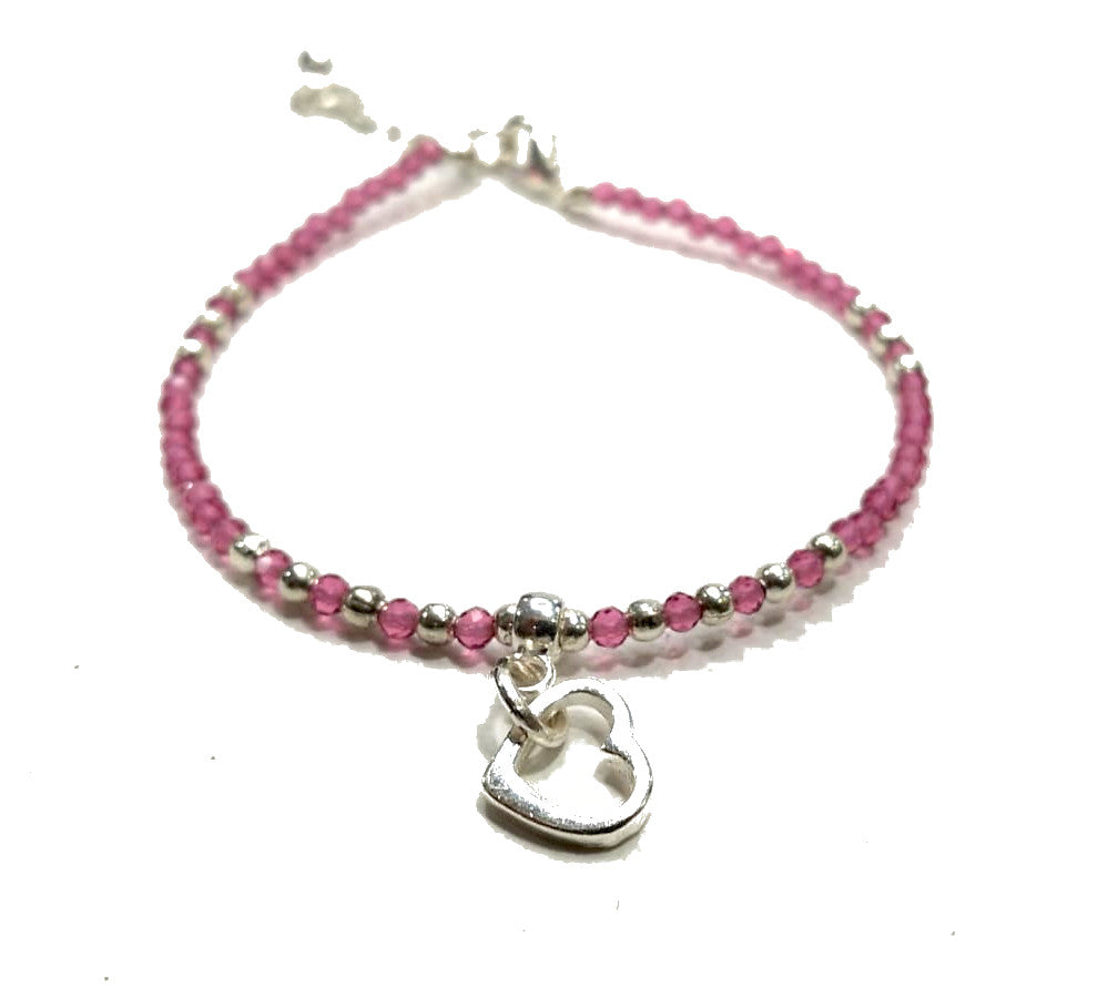 Bracciale in pietre naturali sfaccettate  in radice di rubino con charms cuore placcato argento
