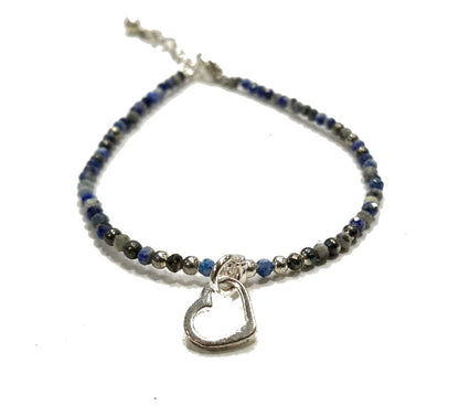 Bracciale in pietre naturali sfaccettate in lapislazzulo con charms cuore placcato argento