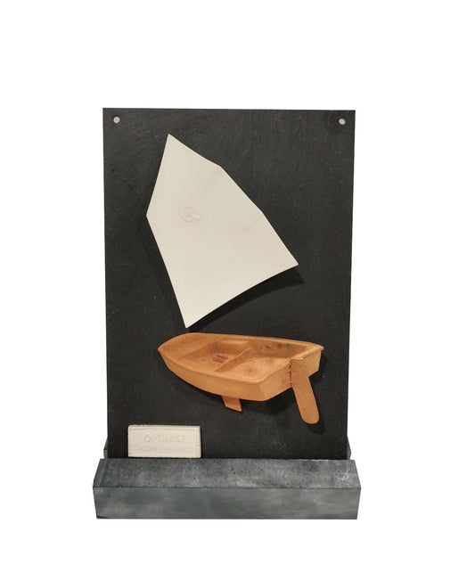 Opera in terracotta e ardesia di Furio Giovannacci: "Optimist Dinghy Monotipo"