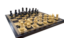 Carica l&#39;immagine nel visualizzatore di Gallery, Scacchiera in similpelle con scacchi in legno
