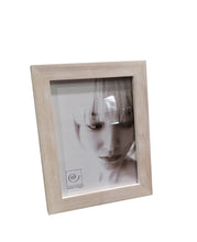 Carica l&#39;immagine nel visualizzatore di Gallery, Portafoto in legno naturale sbiancato &quot;Ghost Wooden Frame&quot;
