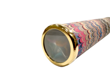 Carica l&#39;immagine nel visualizzatore di Gallery, Caleidoscopio classico in ottone rivestito con carta marmorizzata pavone
