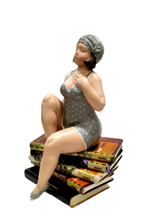 Scultura in resina da mensola "Bellezza al bagno seduta"