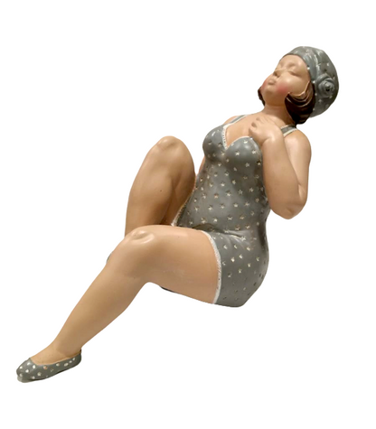 Scultura in resina da mensola "Bellezza al bagno seduta"