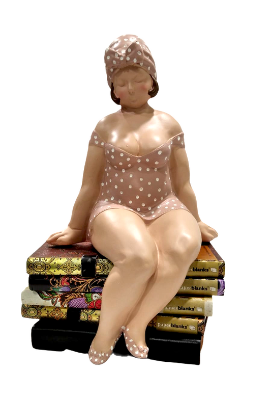 Scultura in resina da mensola "Bellezza al bagno seduta"