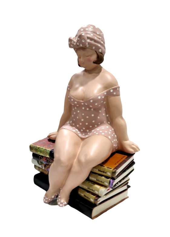 Scultura in resina da mensola "Bellezza al bagno seduta"