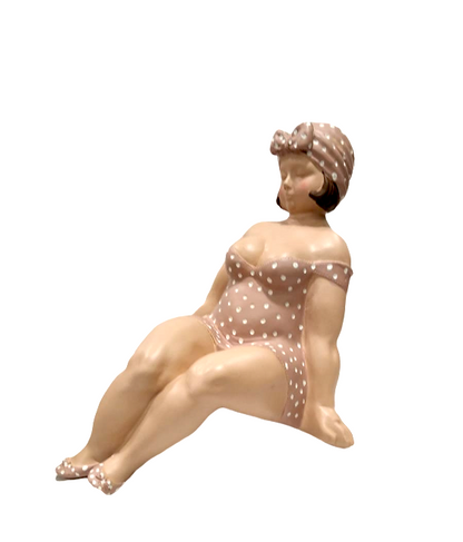 Scultura in resina da mensola "Bellezza al bagno seduta"