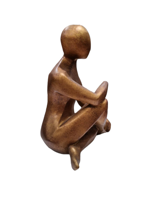 Scultura in resina dorata opaca "Figura seduta""