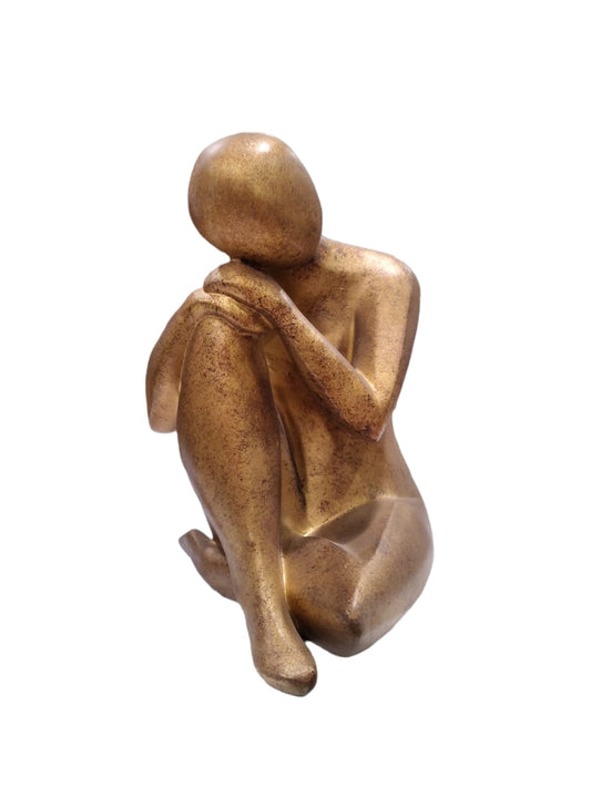 Scultura in resina dorata opaca "Figura seduta accovacciata"