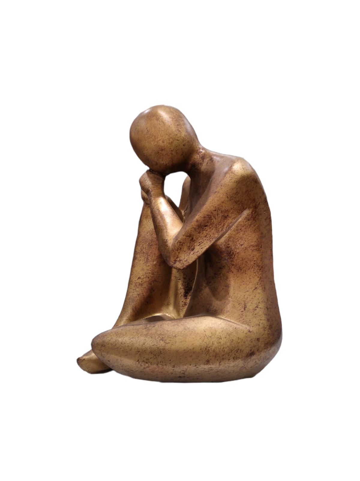 Scultura in resina dorata opaca "Figura seduta accovacciata"