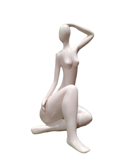 Scultura in ceramica smaltata bianca  "Figura seduta" grande