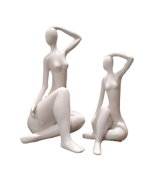 Scultura in ceramica smaltata bianca  "Figura seduta"