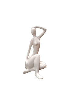 Scultura in ceramica smaltata bianca  "Figura seduta" piccola