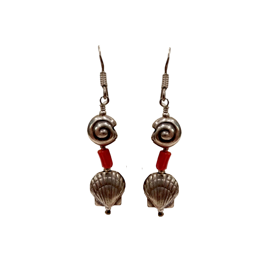 Orecchini pendenti in argento e corallo "Conchiglie"