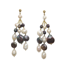 Carica l&#39;immagine nel visualizzatore di Gallery, Orecchini chandelier  in perle bianche e grigie &quot;Conforti Gioielli&quot;
