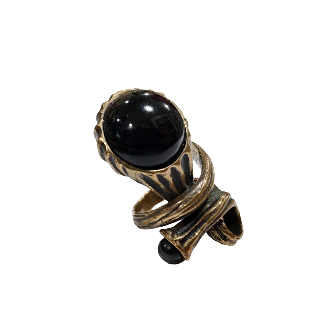 Anello scultura in ottone con pietre nere