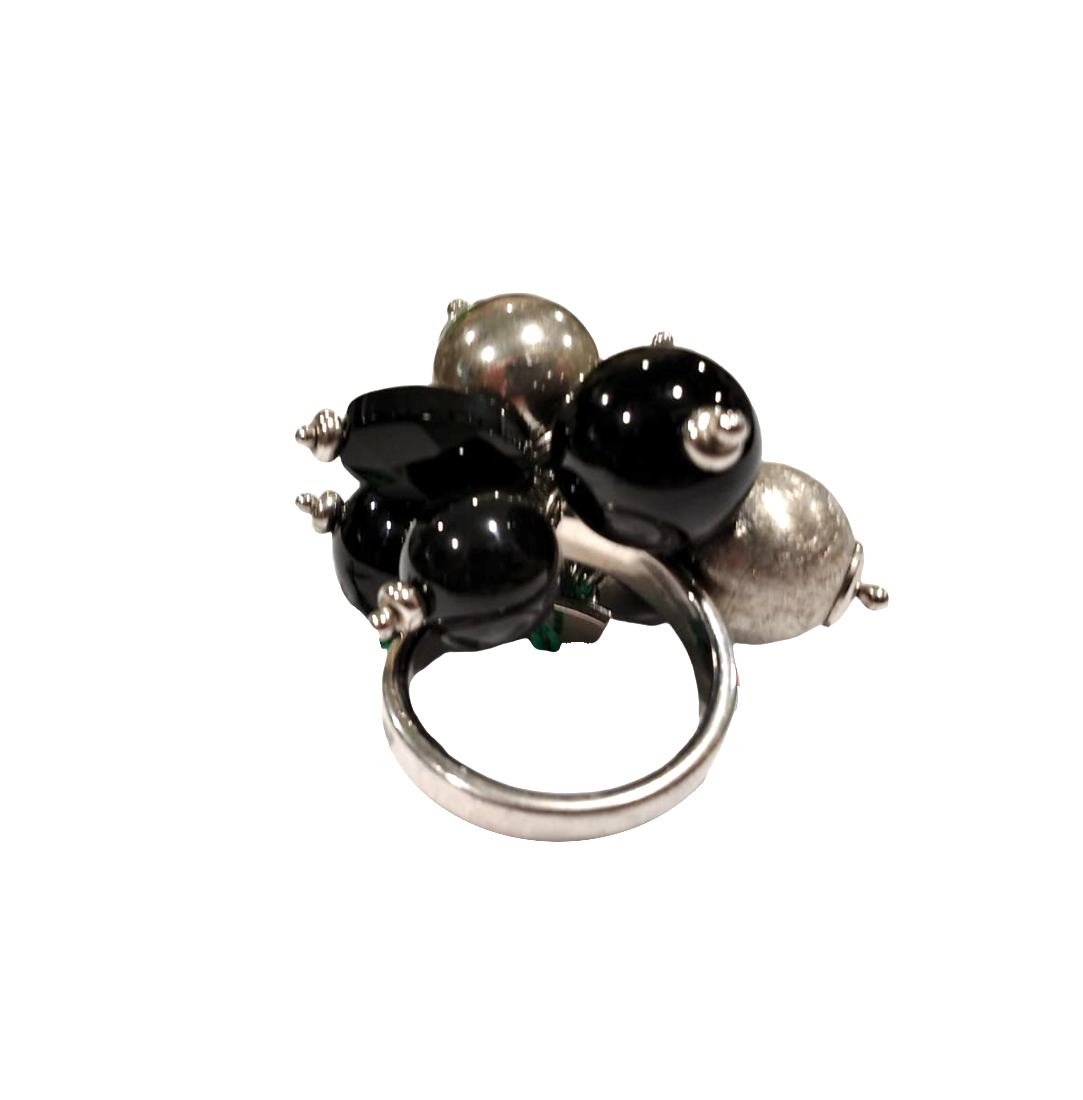 Anello in argento con perline in argento e onice