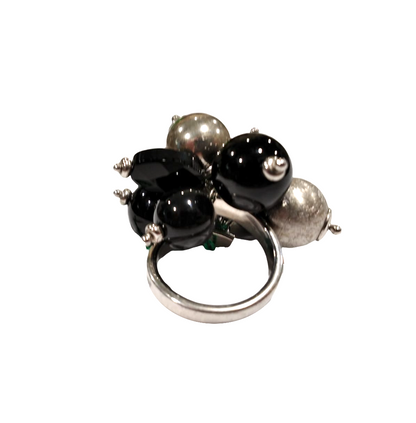 Anello in argento con perline in argento e onice