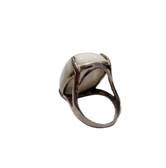 Anello in argento e agata bianca