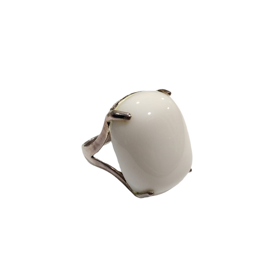 Anello in argento e agata bianca