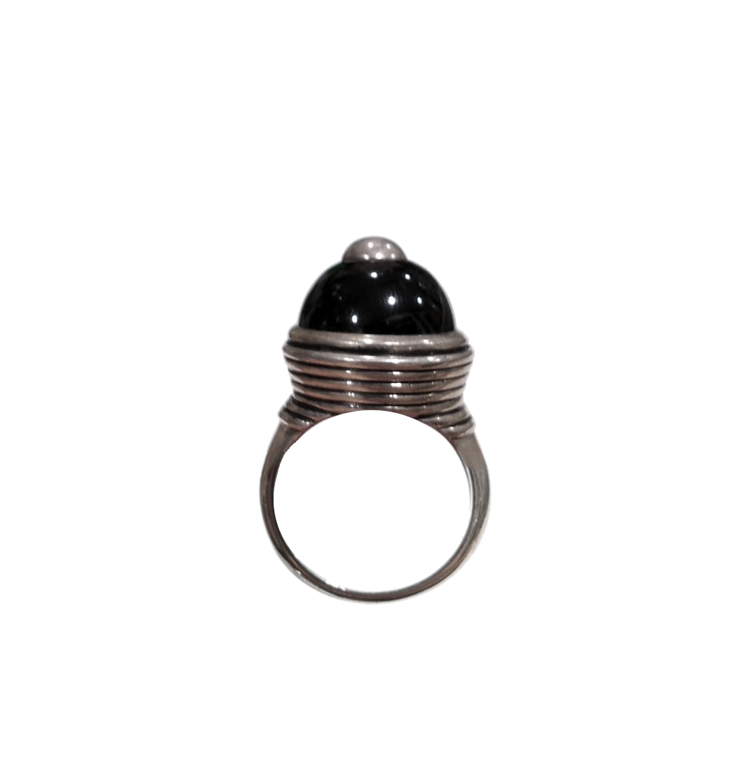 Anello a cupola in argento e onice