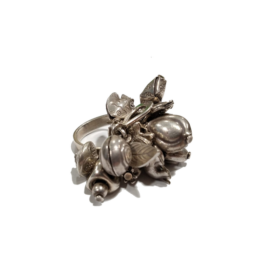 Anello in argento con charms e campanellini