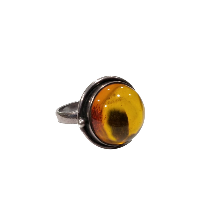 Anello in argento con castone in ambra