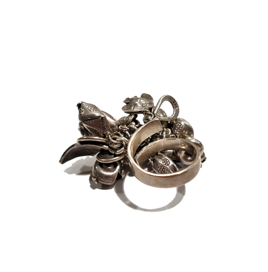 Anello in argento con charms e campanellini