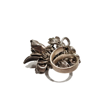 Carica l&#39;immagine nel visualizzatore di Gallery, Anello in argento con charms e campanellini
