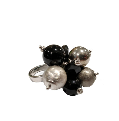 Anello in argento con perline in argento e onice