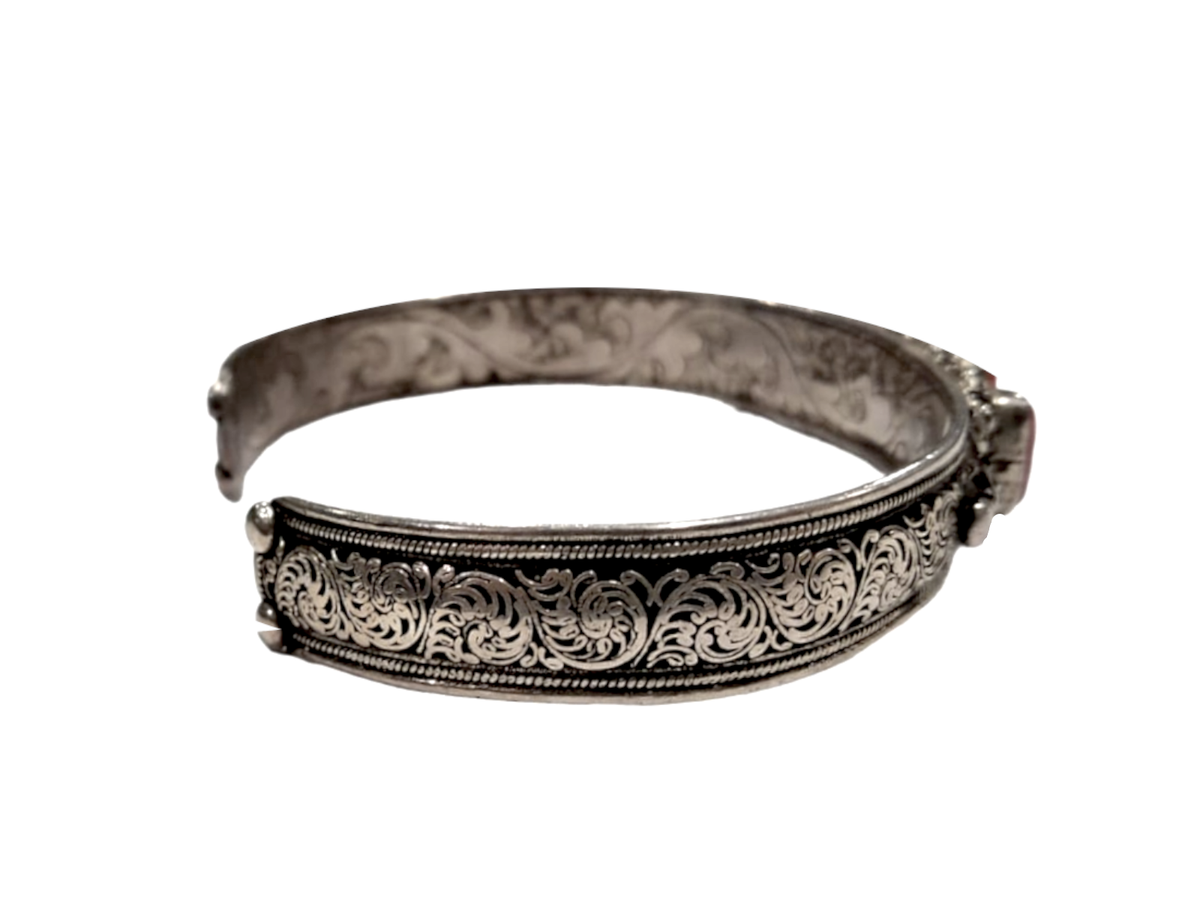 Bracciale rigido in argento con castoni in corallo