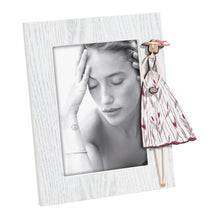 Carica l&#39;immagine nel visualizzatore di Gallery, Portafoto in legno con decoro donna glamour con cappellino
