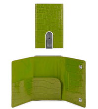 Carica l&#39;immagine nel visualizzatore di Gallery, Porta carte di credito in pelle effetto rettile con tasca portasoldi e protezione antifrode Piquadro  verde effetto cocco
