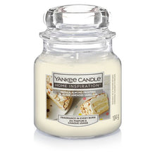 Carica l&#39;immagine nel visualizzatore di Gallery, Giara Piccola Yankee Candle 104gr  vanilla almond frosties
